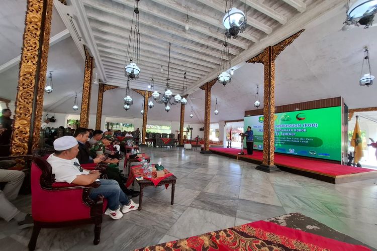 Suasana launching paguyuban pengusaha rokok Sumenep di pendopo Keraton Sumenep, Jawa Timur, Kamis (17/7/2025).