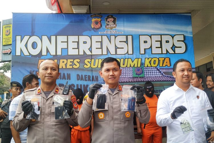 Kepala Polres Sukabumi Kota AKBP Ari Setyawan (tengah) memperlihatkan barang bukti berupa kunci mobil saat konferensi pers di Sukabumi, Jawa Barat, Senin (7/8/2023).