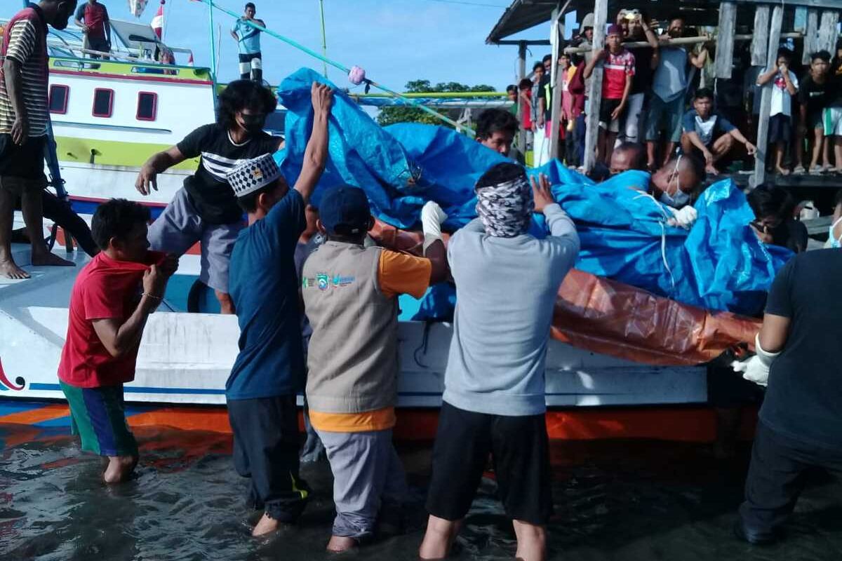 Seorang nenek, Hj Hajrah (72) korban kecelakaan tenggelamnya KM Ladang Pertiwi 02 di Perairan Selat Makassar ditemukan tidak bernyawa pada pencarian hari kelima, Rabu (01/06/2022).