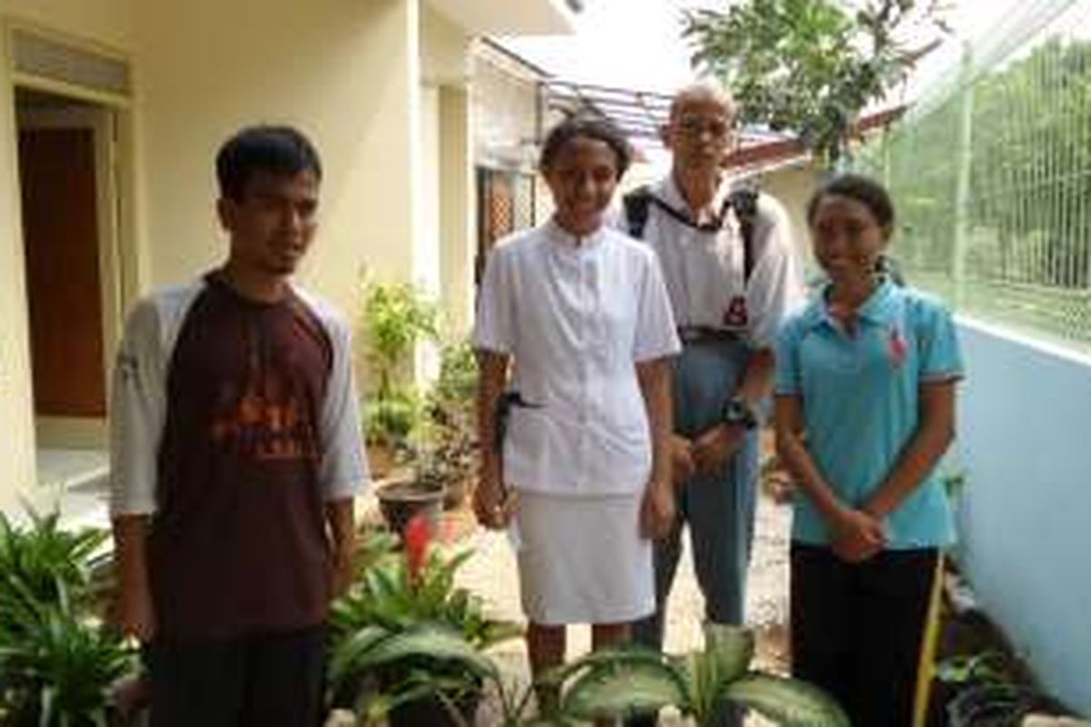 Suster bersama anak binaan di Yayasan Bhakti Luhur di Pamulang, Tangerang Selatan, foto bersama pada Kamis (8/9/2016). Yayasan ini bergerak di bidang sosial yang menangani dan melayani anak-anak berkebutuhan khusus (ABK), baik fisik maupun mental.