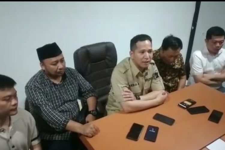 Ketua DPC Partai Gerindra Palembang Akbar Alfaro (baju coklat) saat memberikan keterangan pers bersama M Syukri Zen (baju batik) anggota DPRD kota Palembang yang viral karena menganiaya seorang perempuan saat sedang mengisi BBM di SPBU. Usai kejadian tersebut, M Syukri Zen pun meminta maaf kepada korban, Rabu (24/8/2022).