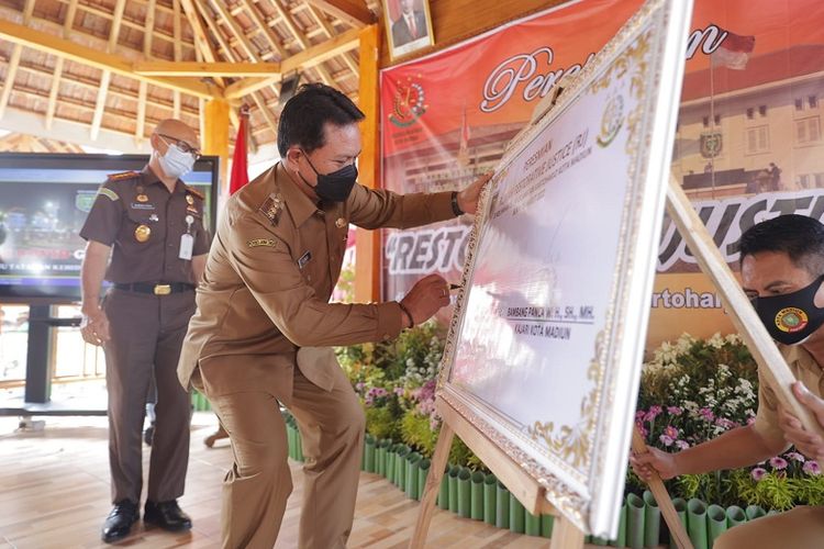 Wali Kota Madiun Maidi meresmikan Rumah Restorative Justice di Lapak Joglo Palereman, Kelun, Kota Madiun resmi diresmikan, Senin (28/3/2022).