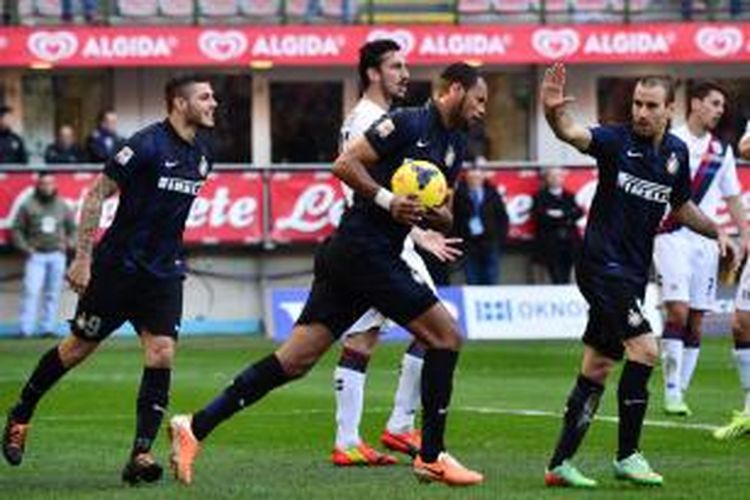 Bek Inter Milan Rolando (tengah) merayakan golnya ke gawang Cagliari, pada pertandingan Serie-A, di Giuseppe Meazza, Mingu (23/2/2014).
