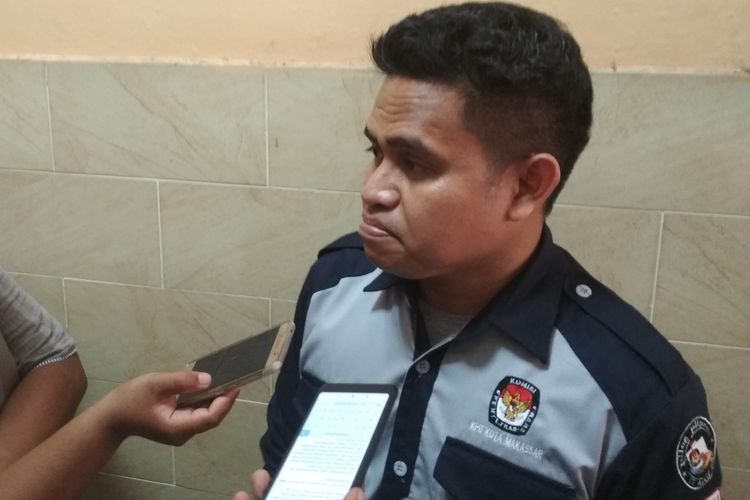 Ketua KPU Kota Makassar Farid Wajdi saat diwawancara di kantor Bawaslu Makassar, Rabu (24/4/2019).