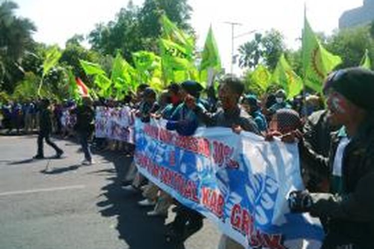 Aksi buruh di depan Gedung Negara Grahadi Surabaya.