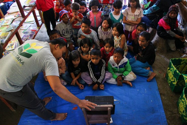 Aktivitas anak-anak di Rumah Baca Lembah Sibayak di Desa Doulu, Kecamatan Berastagi, Kabupaten Karo, Sumatera Utara.