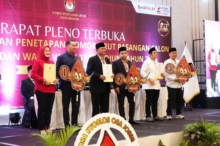 Pasangan calon wali kota-wakil wali kota dalam pilkada Kota Madiun 2024 menunjukkan hasil pengundian nomor urut dalam rapat pleno terbuka yang digelar KPU Kota Madiun di Sun Hotel Kota Madiun, Jawa Timur, Senin (23/9/2024) malam.