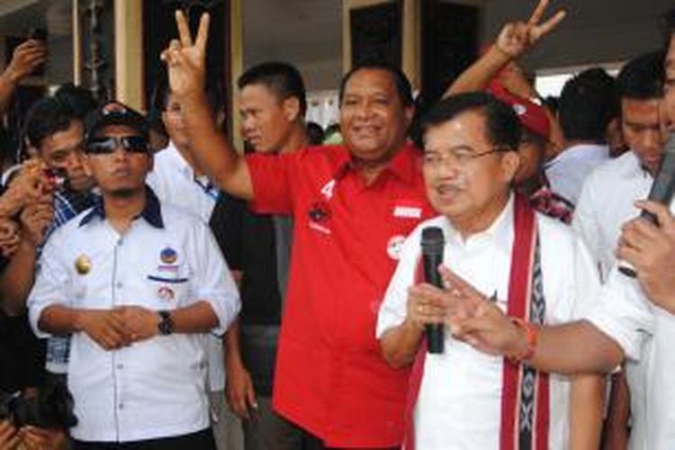 Calon Wakil Presiden Jusuf Kalla saat berkampanye di Tribun Lapangan Merdeka Ambon, Sabtu (14/6/2014) sore. 