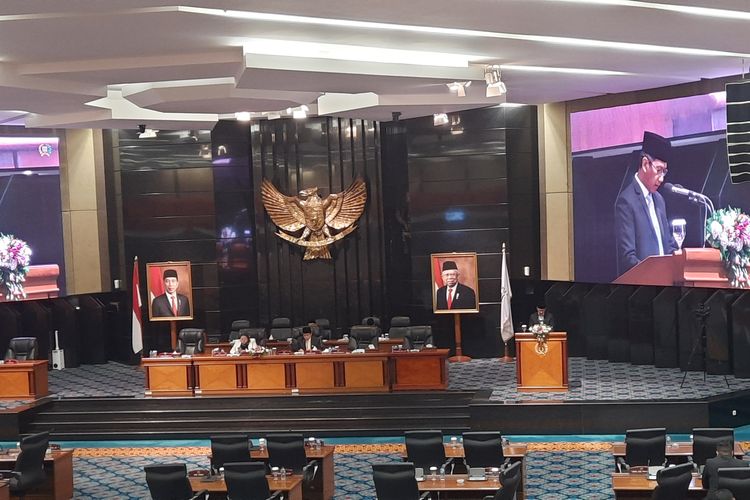 Penjabat DKI Jakarta Heru Budi Hartono saat menanggapi pandangan umum fraksi-fraksi terhadap Rancangan Peraturan Daerah (Raperda) tentang Anggaran Pendapatan dan Belanja Daerah (APBD) Tahun Anggaran 2023 di Gedung DPRD DKI, Rabu (9/11/2022).