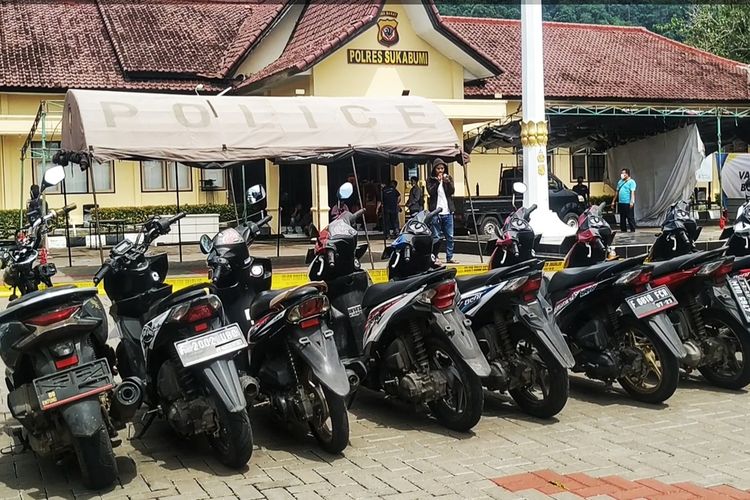 Sejumlah motor dari 40 unit sepeda motor barang bukti pencurian kendaraan bermotor (curanmor) diperlihatkan pada konferensi pers Polres Sukabumi di Palabuhanratu, Jawa Barat, Kamis (24/2/2022).