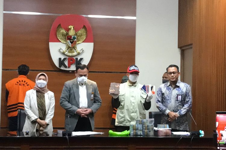 Uang sejumlah Rp 1,024 miliar diamankan Komisi Pemberantasan Korupsi (KPK) dalam kegiatan tangkap tangan terhadap Bupati Bogor Ade Yasin di wilayah Jawa Barat pada Selasa (26/4/2022) malam.