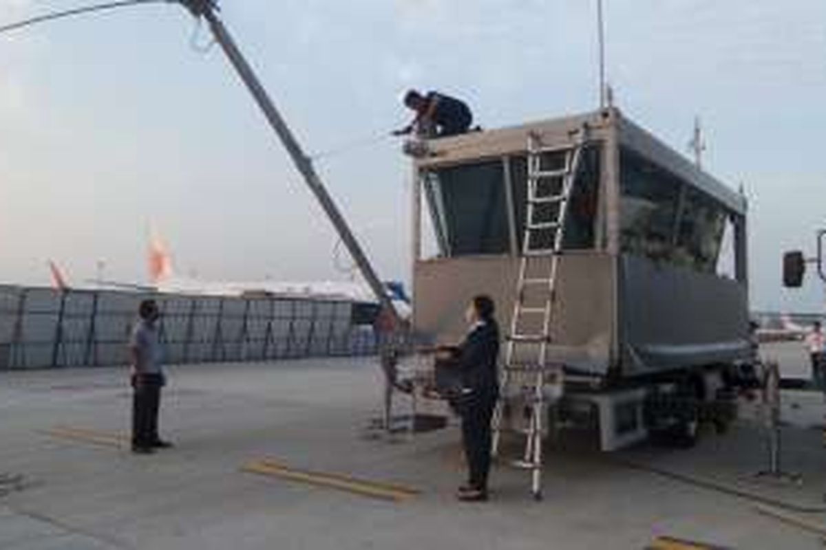 Tampak mobile portable tower di apron Terminal 3 Ultimate Bandara Soekarno-Hatta, Senin (20/6/2016). Petugas Balai Teknik Penerbangan Kementerian Perhubungan membawa mobile portable tower tersebut setelah sebelumnya menyewakan kepada PT Angkasa Pura II, beberapa hari lalu. 