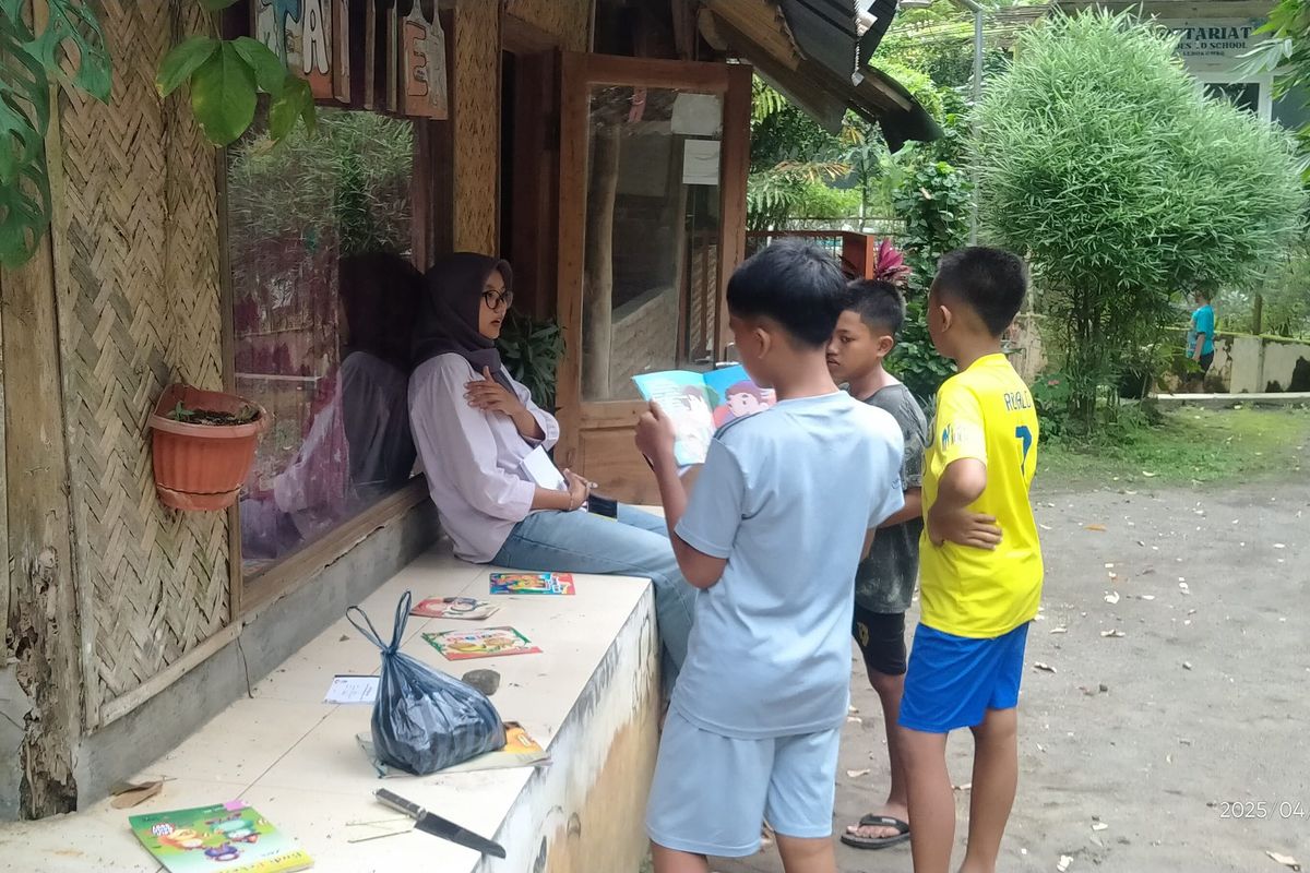 Anak-anak mempresentasikan hasil bacaannya kepada pendamping pada kegiatan Rabu Membaca di Tanoker, Ledokombo, Jember.
