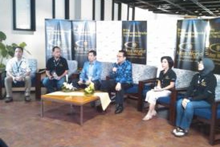 CEO MNC Group Harry Tanoe Sudibjo bersama panitia Miss World menggelar konferensi pers menanggapi keputusan Pemerintah soal lokasi final Miss World 2013 di Hotel Westin, Nusa Dua, Bali, Minggu (8/9/2013).