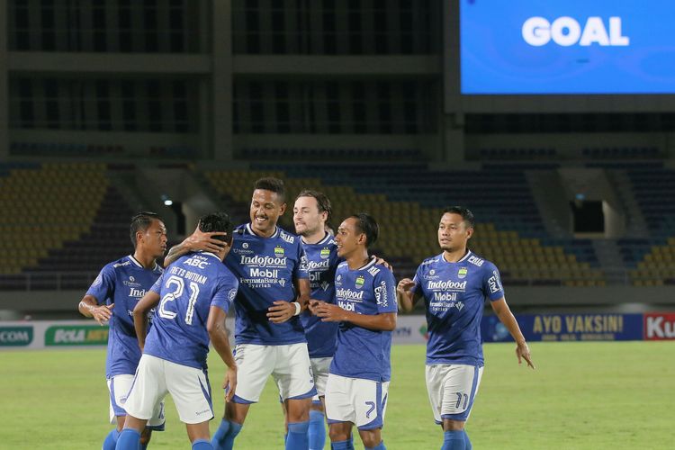 Para pemain Persib Bandung merayakan gol cepat Frets Butuan ke gawang Madura United pada pertandingan pekan 15 Liga 1 2021-2022 yang berakhir dengan skor 0-1 di Stadion Manahan Solo, Sabtu (4/12/2021) malam.