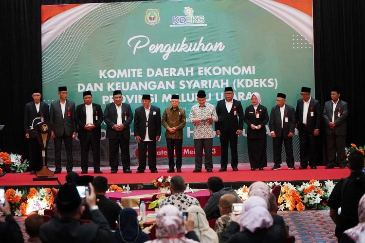 Wakil Presiden Republik Indonesia selaku Ketua Harian KNEKS, KH Ma’ruf Amin saksikan pelantikan Pembentukan Komite Daerah Ekonomi dan Keuangan Syariah (KDEKS) Maluku Utara di Ternate, Rabu (10/5/2023)