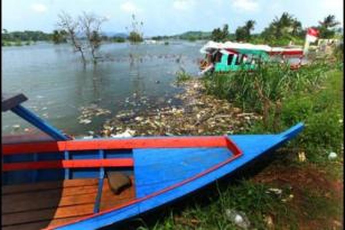 Dua buah perahu milik warga yang bersandar di pinggiran Waduk Jatigede yang merupakan kawasan Desa Cibogo, Kecamatan Darmaraja, Kabupaten Sumedang, Kamis (7/1/2016). Genangan air yang sudah meninggi di Waduk Jatigede menjadi peluang usaha bagi sebagian warga dengan mendatangkan perahu. Setiap orang dikutip ongkos Rp 10.000 untuk sekali putaran. Waduk tersebut mulai diairi 31 Agustus 2015 bersamaan dengan peresmiannya. 