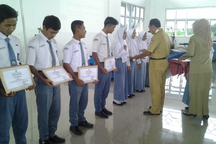 Siswa asal Papua, Astuti Rahayu (lima dari kiri), saat menerima piagam penghargaan dari Kepala Dinas Pendidikan dan Kebudayaan Kendal.