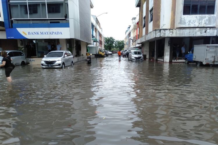 Suasana di dalam ruko Grosir Tekstil Mangga Dua, Jakarta Utara saat terendam banjir, Selasa (5/3/2019)