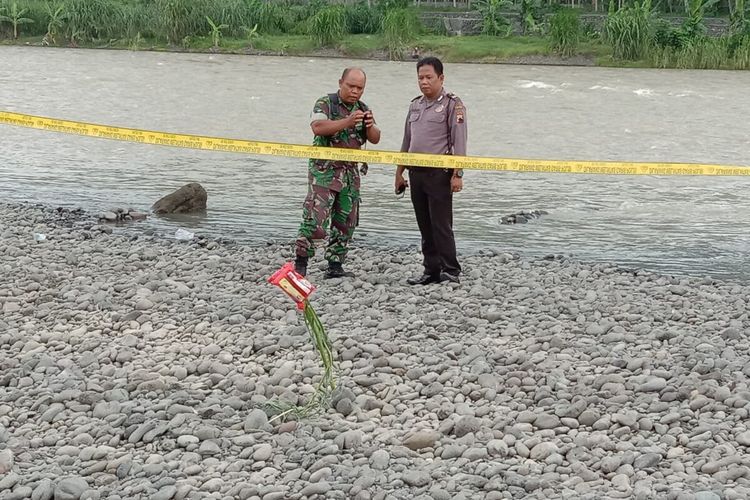 Anggota polisi dan TNI mengamankan lokasi penemuan granat di Sungai Klawing, Kelurahan Bancar, Kecamatan/Kabupaten Purbalingga, Jawa Tengah, Selasa (7/1/2020).