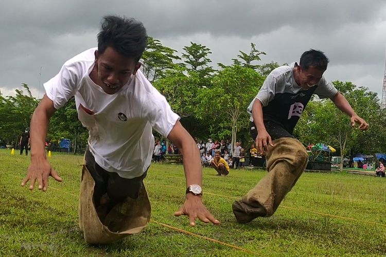 Pertandingan olahraga balap karung, gebuk bantal dan balap bakiak di Festival Olahraga Tradisional 2022 di alun-alun Wates, Kabupaten Kulon Progo, Daerah Istimewa Yogyakarta.