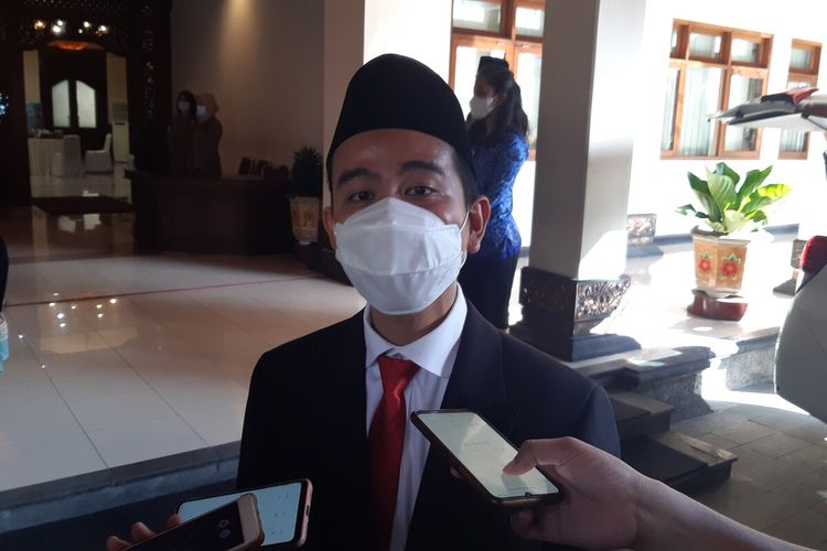 Wali Kota Solo, Gibran Rakabuming Raka seusai memimpin upacara HUT ke-75 Pemkot Solo di Balai Kota Solo, Jawa Tengah, Rabu (16/6/2021).
