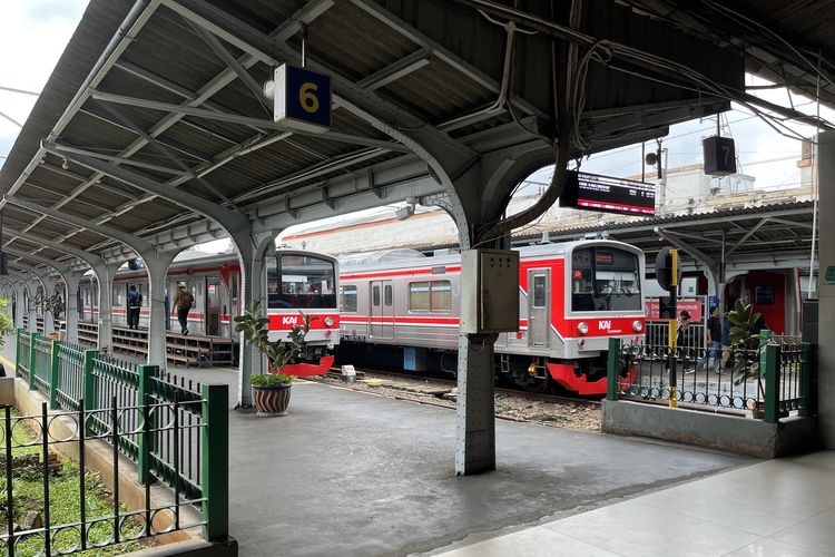 KRL di Stasiun Jakarta Kota.