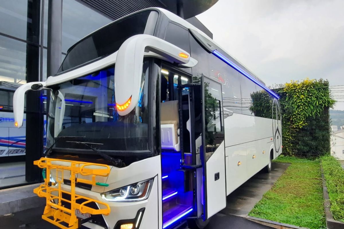 Bus medium baru karoseri Laksana