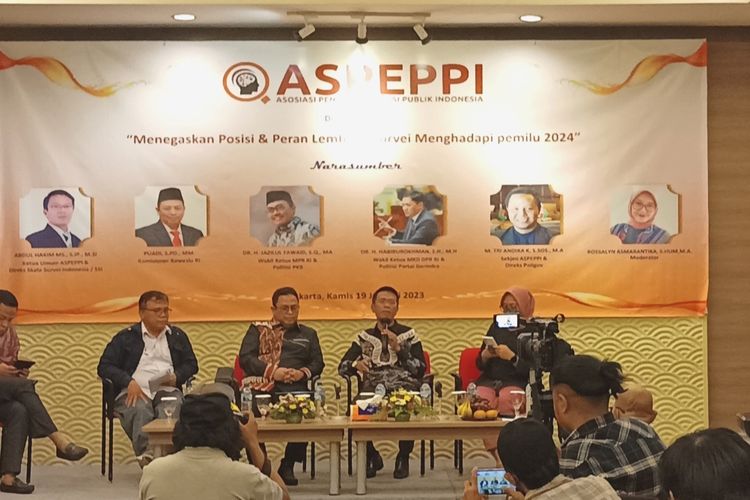 Direktur Eksekutif Aspeppi Abdul Hakim saat membacakan pernyataan sikap menolak sistem pemilu proporsional tertutup di kawasan Slipi, Jakarta, Kamis (19/1/2023)