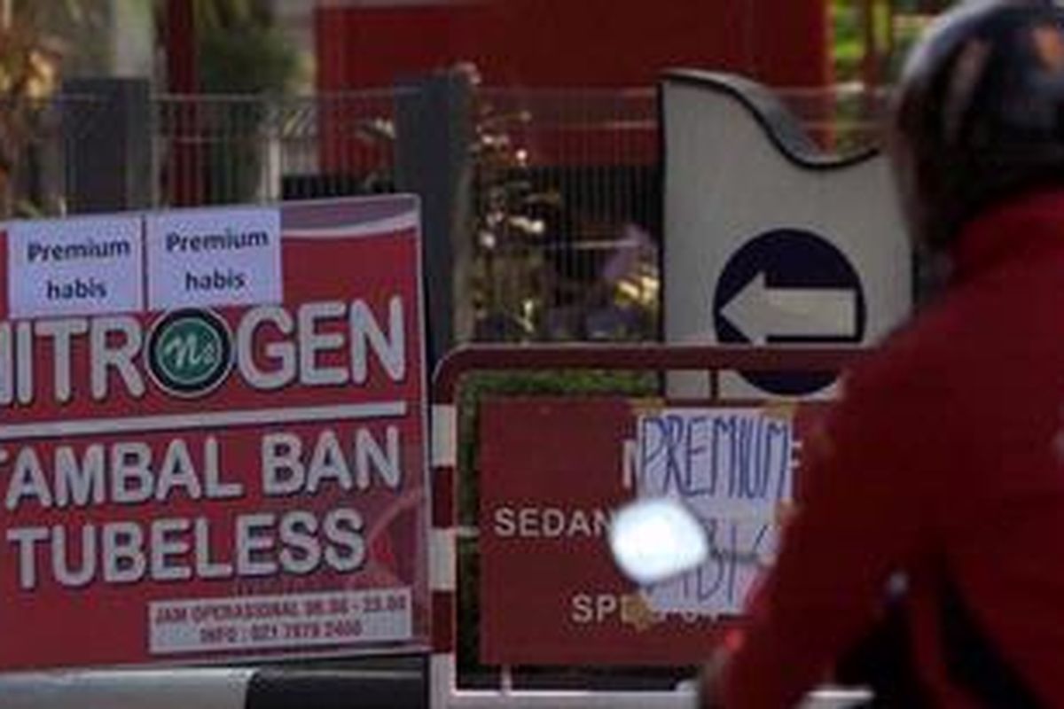 Pengendara sepeda motor melintas di depan tulisan premium habis di SPBU 34-12210 di Jalan Tentara Pelajar, Jakarta Selatan, Selasa (27/11/2012).  