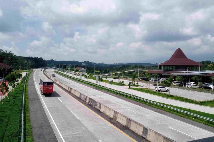 Suasana lalu-lalang Tol KM 456 Semarang-Solo