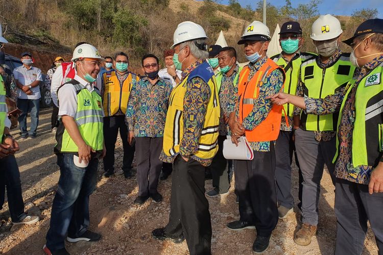 Mentor PUPR Basuki Hadimuljono meninjau langsung proyek jalan yang berada di ujung Barat Pulau Flores itu, Rabu (5/8/2020).
