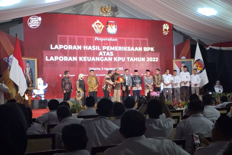 BPK RI memberi opini Wajar Tanpa Pengecualian (WTP) kepada KPU atas laporan keuangan tahun anggaran 2022 di Kantor KPU, Jakarta Pusat, Kamis (3/8/2023). 