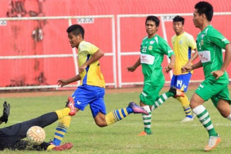 Aksi Arga Permana (dua dari kiri) saat mencetak gol ke gawang Persekap Pasuruan, dalam ajang Bung Karno Cup.