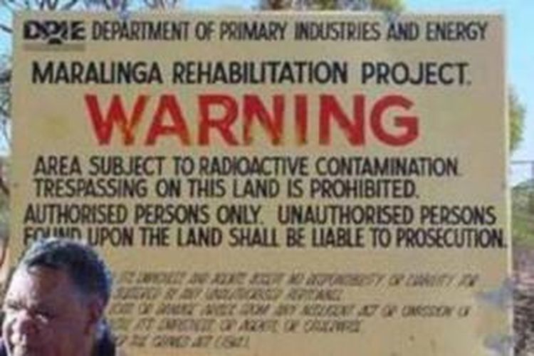 Papan yang berisi peringatan tentang bahaya radiasi nuklir di kawasan Maralinga