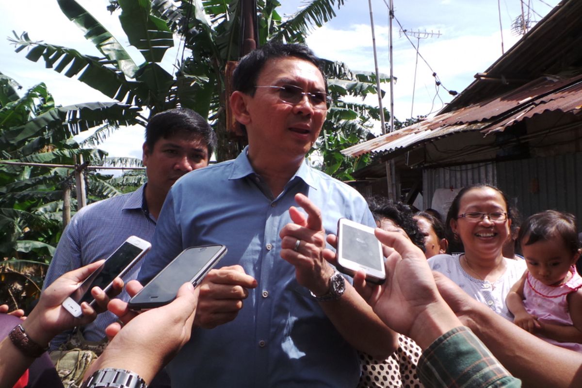 Calon gubernur DKI Jakarta Basuki Tjahaja Purnama atau Ahok saat wawancara bersama awak media usai blusukan di Jalan Haji Syaip, Gandaria Selatan, Jakarta Selatan, Rabu (5/4/2017).