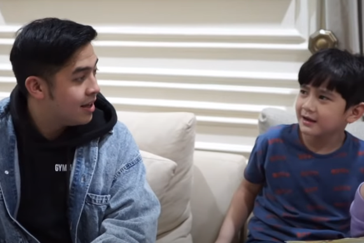Tidak Cemburu, Begini Ekspresi Rafathar Saat Tahu Adiknya Dapat Kado Buku Matematika dari Jerome Polin
