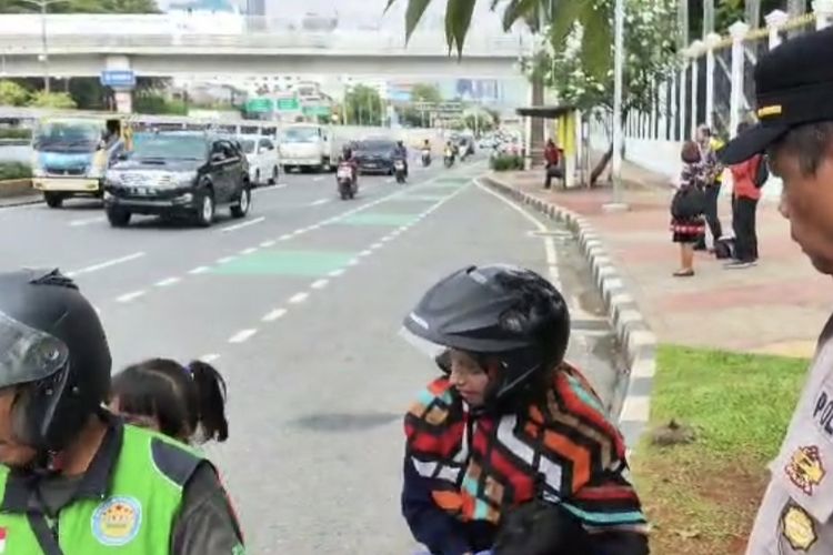 Driver Ojol Diusir Polisi saat Hendak Ikut Demo di Depan DPR