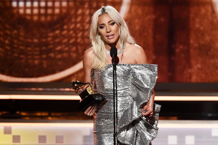 Lady Gaga memberi sambutan setelah meraih penghargaan Best Pop Duo-Group Performance untuk lagu duetnya dengan Bradley Cooper, Shallow, pada Grammy Awards 2019 di Staples Center, Los Angeles, California, Minggu (10/2/2019). 