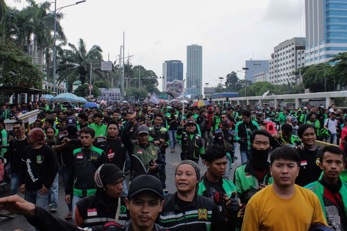 Para pengemudi ojek online melakukan aksi unjuk rasa di depan Gedung DPR RI, Jakarta Pusat, Jumat (28/2/2020). Dalam aksi unjuk rasa ini mereka menuntut untuk melegalkan ojek online sebagai moda angkutan khusus terbatas.