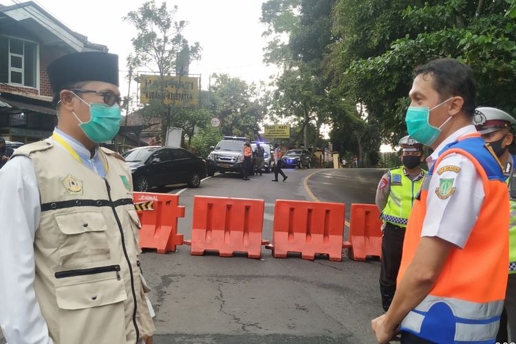 Wali Kota Sukabumi Achmad Fahmi (kiri) saat meninjau lokasi pengalihan arus dalam rangka Pembatasan Sosial Berskala Besar (PSBB) di Jalan Bhayangkara, Kecamatan Gunungpuyuh, Sukabumi, Jawa Barat, Jumat (3/4/2020).