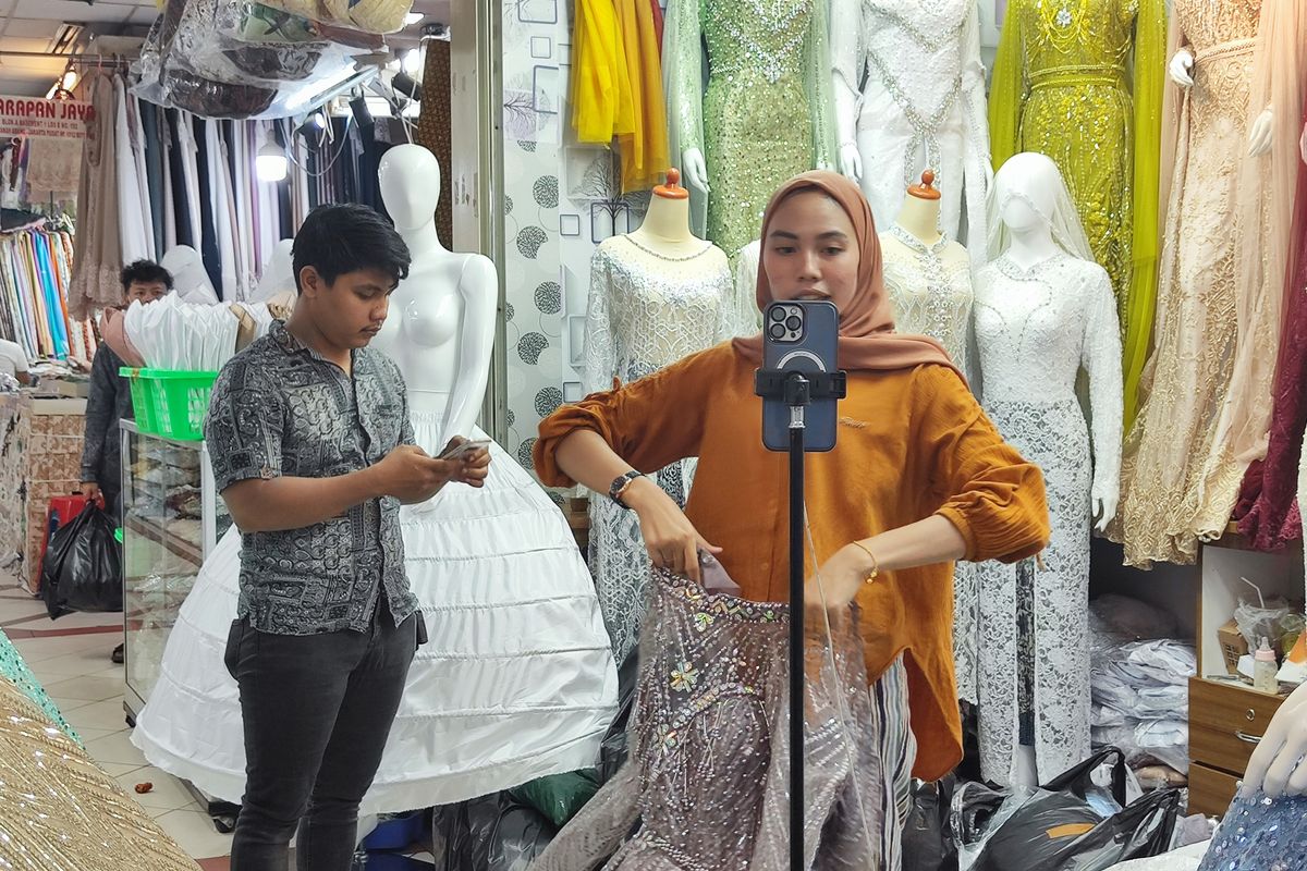 Penjual busana pengantin di Blok A lantai Basement 1, Pusat Grosir Central Tanah Abang, Jakarta Pusat live TikTok, Selasa (12/12/2023). 