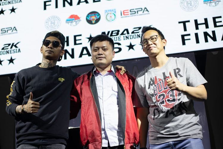 Musisi Young Lex (kiri) dalam peluncuran kompetisi NBA 2K League Indonesia, Jumat (5/3/2022).