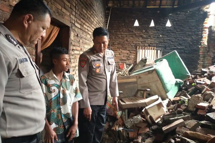 Polisi saat mendatangi rumah yang terkena longsor dan menyebabkan anak 7 tahun tewas di Wagir, Kabupaten Malang, Jawa Timur, Senin (29/1/2024)