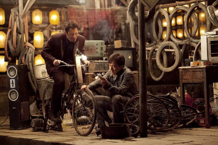 Aktor Johnny Knoxville (kiri) dan Jackie Chan dalam film Skiptrace (2016).