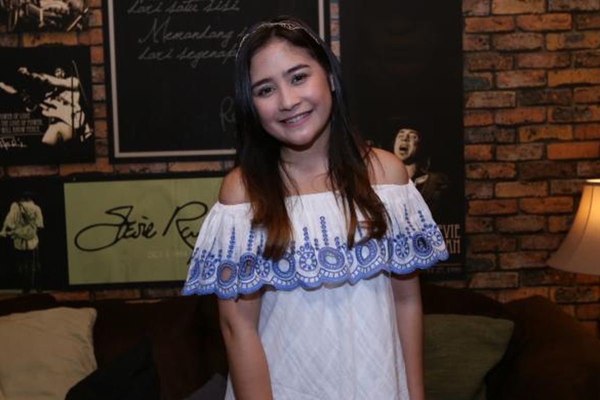 Prilly Latuconsina berpose di Rumah Iponk Karawaci, Tangerang, Senin (6/2/2017). Prilly akan melakukan rekam vokal untuk single lagunya yang beraliran jazz-classic bersama Ardhito Pramono.