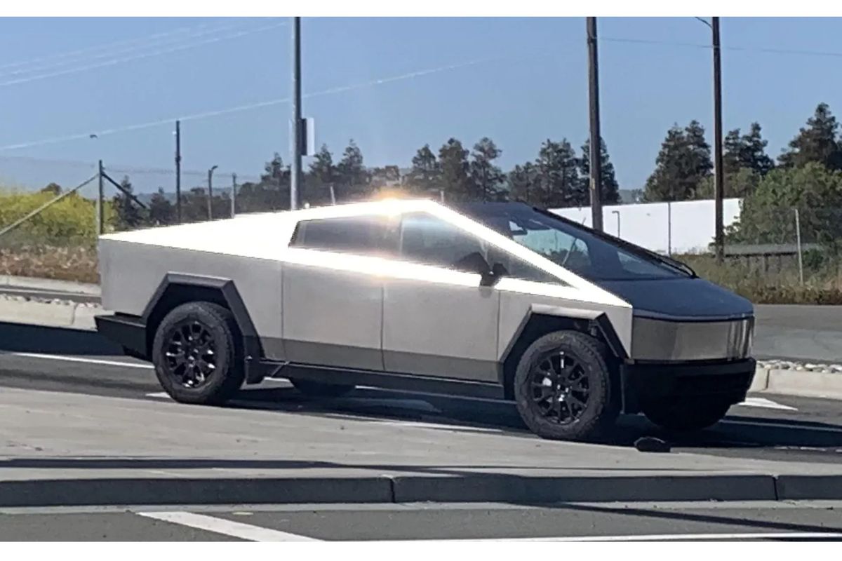 Tesla Cybertruck tertangkap kamera di jalan umum di Fremont, California, dekat pabrik Tesla.