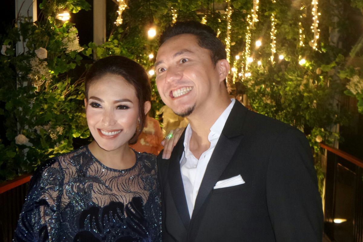 Pembawa acara Ananda Omesh dan Ayu Dewi saat menghadiri resepsi pernikahan Laudya Cynthia Bella dan Engku Emran di Intercontinental Hotel & Resort, Dago Pakar, Jawa Barat, Minggu (8/10/2017).