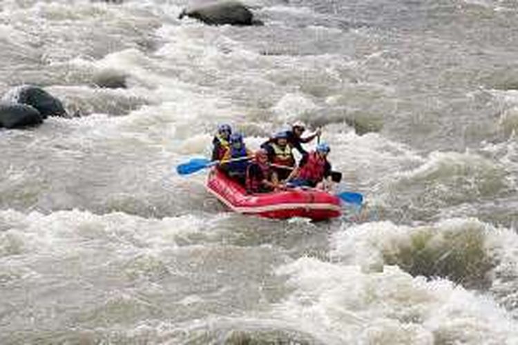 Wisatawan berarung jeram (rafting) menikmati sensasi arus Sungai Sengkarang di Desa Lolong, Kecamatan Karanganyar, Kabupaten Pekalongan, Jawa Tengah, Minggu (28/2/2016). 