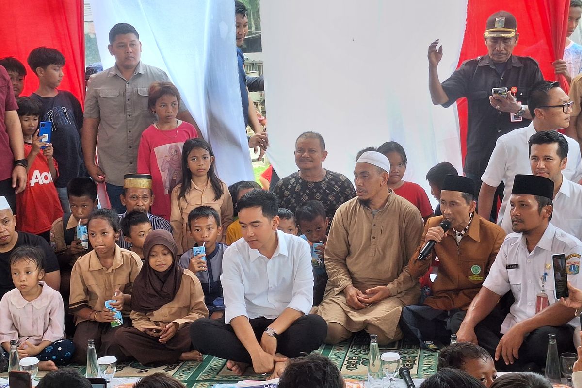 Gibran Rakabuming Raka lakukan kunjungan ke Rumah Susun Muara Baru, Penjaringan, Jakarta Utara, Rabu (24/4/2024).